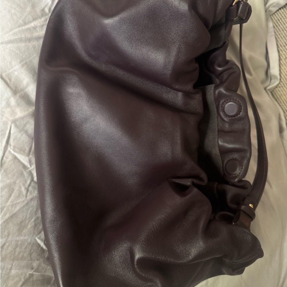 Cuyana Dia drawstring shoulder bag in smooth lambskin leather- Plum - Picture 7 of 10